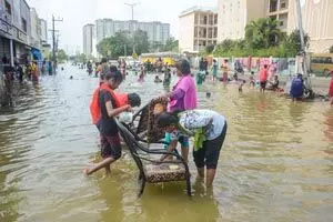 तमिलनाडु: चेन्नई में भारी बारिश जारी, कई इलाकों में पानी भरने से लोग परेशान