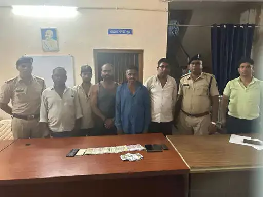 पुलिस की घेराबंदी में 5 जुआरी गिरफ्तार