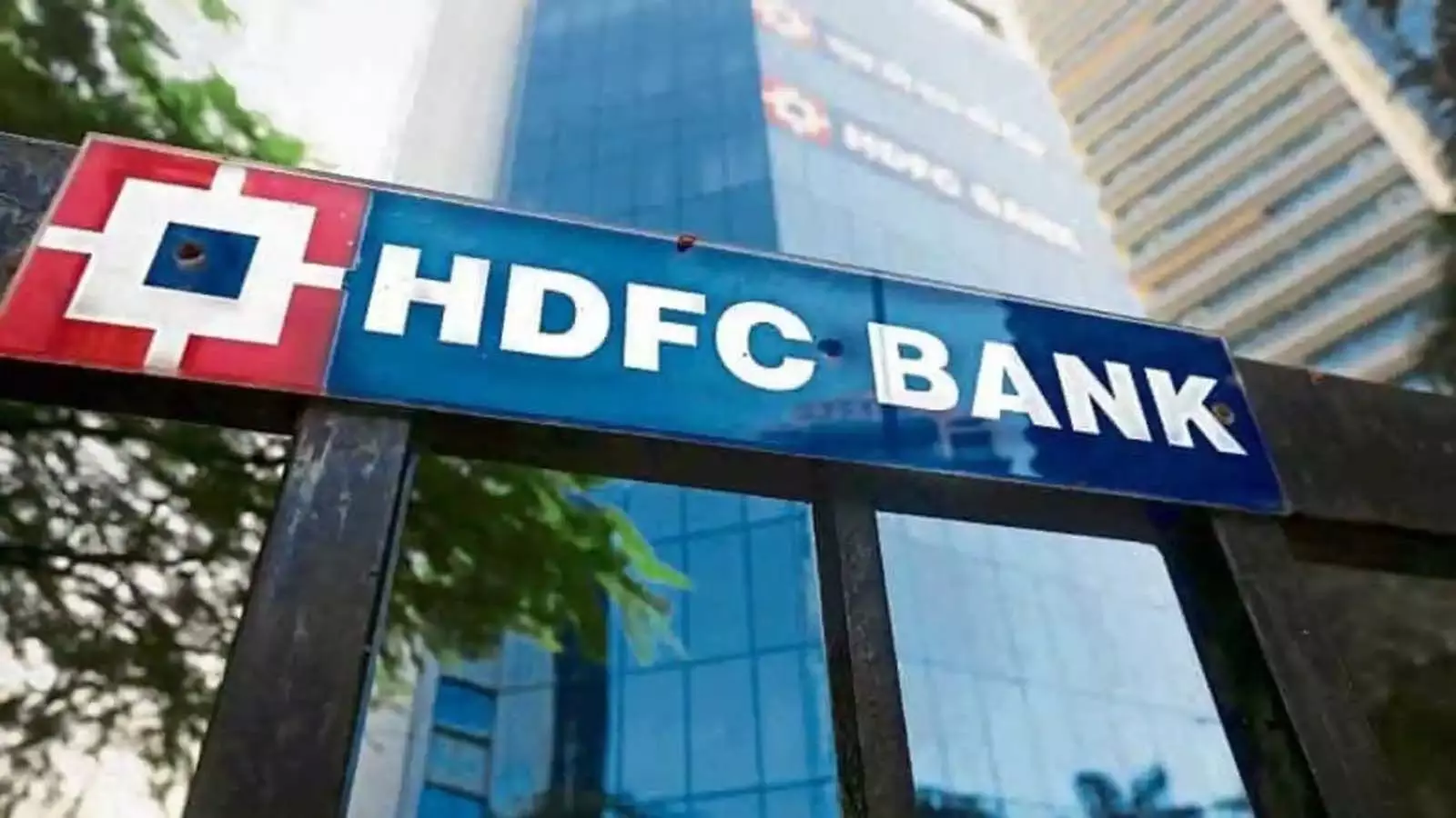 HDFC बैंक का शेयर 0.87% बढ़ा