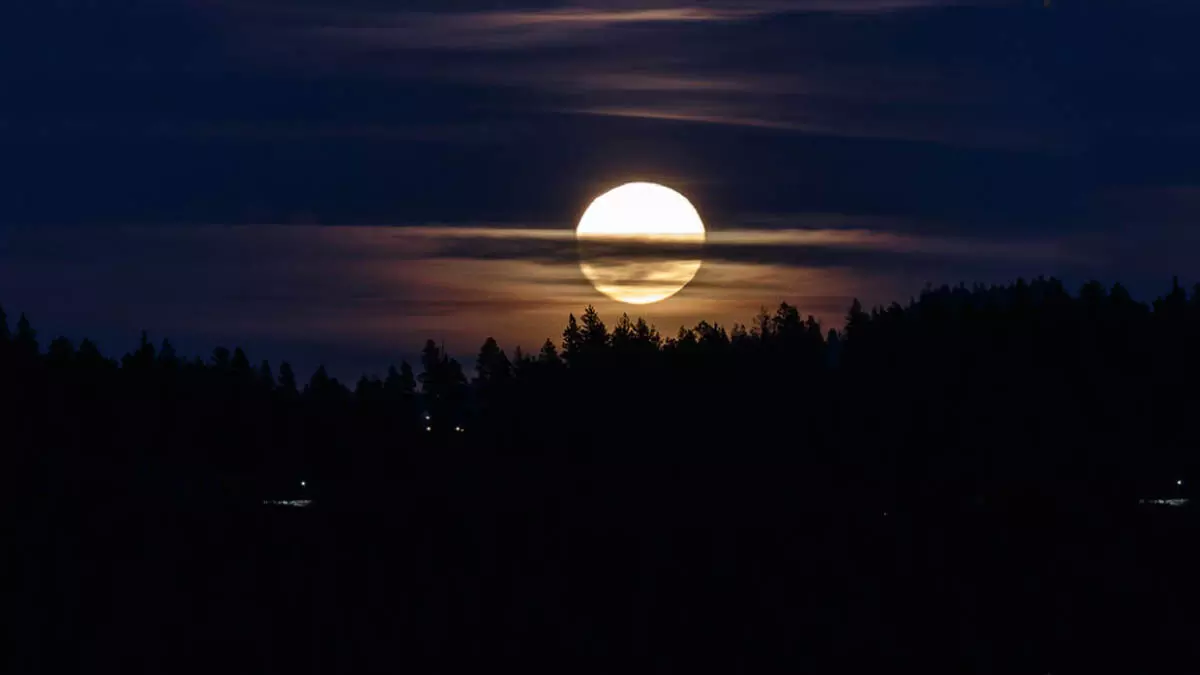 Sharad Purnima की पूजा करते समय पढ़ें यह कथा