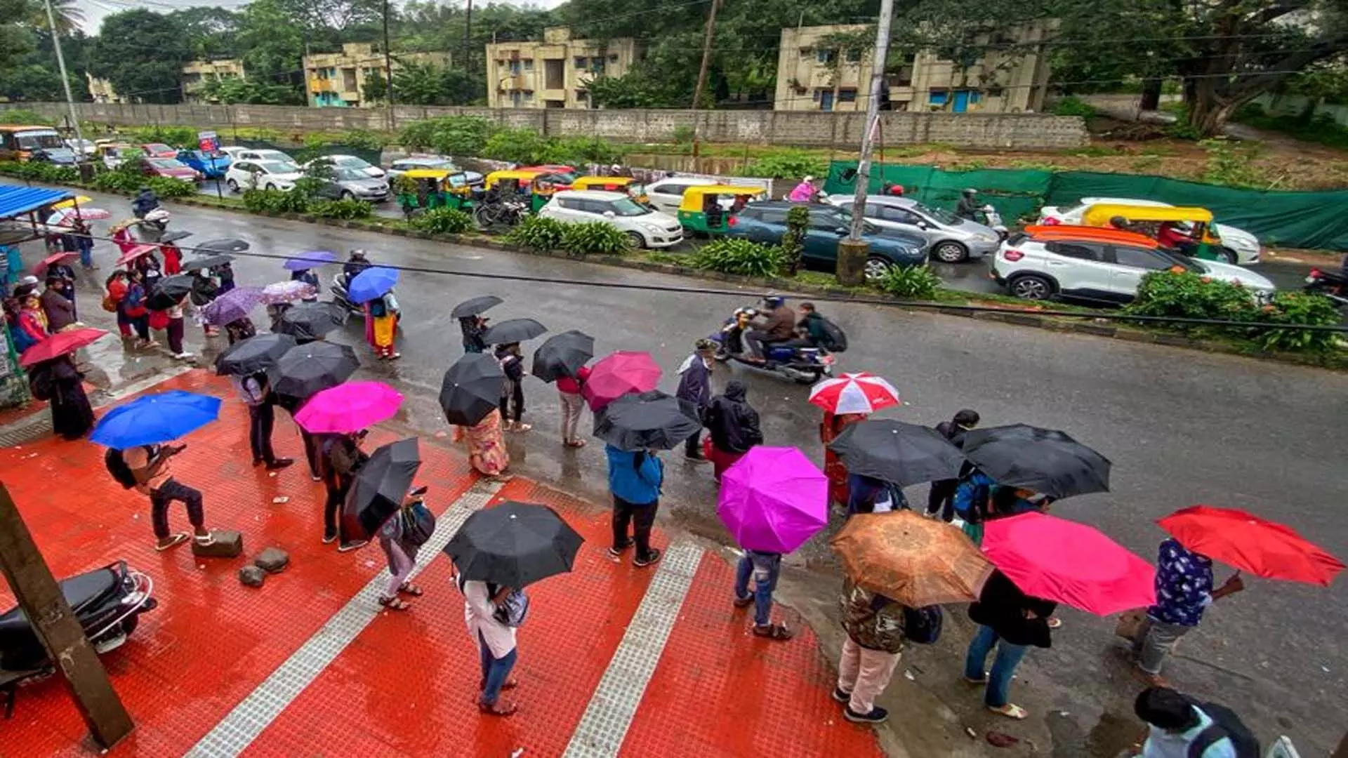 Bengaluru: भारी बारिश के पूर्वानुमान के बाद आपदा प्रतिक्रिया बल के जवान तैनात