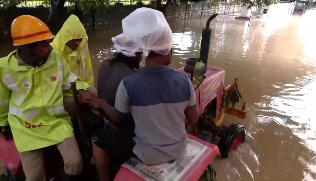 Bengaluru Rain: भारी बारिश के कारण येलहंका उपनगर जलमग्न, शहर में भारी बारिश जारी