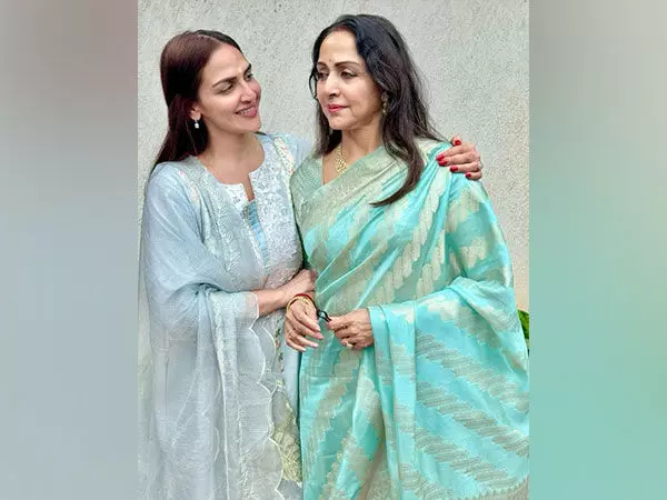 Esha Deol ने मां हेमा मालिनी को जन्मदिन की बधाई दी