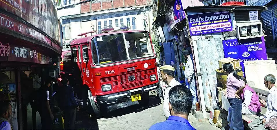 लटकी तारों में उलझ गई फायर ब्रिगेड, अतिक्रमण से थमे पहिए