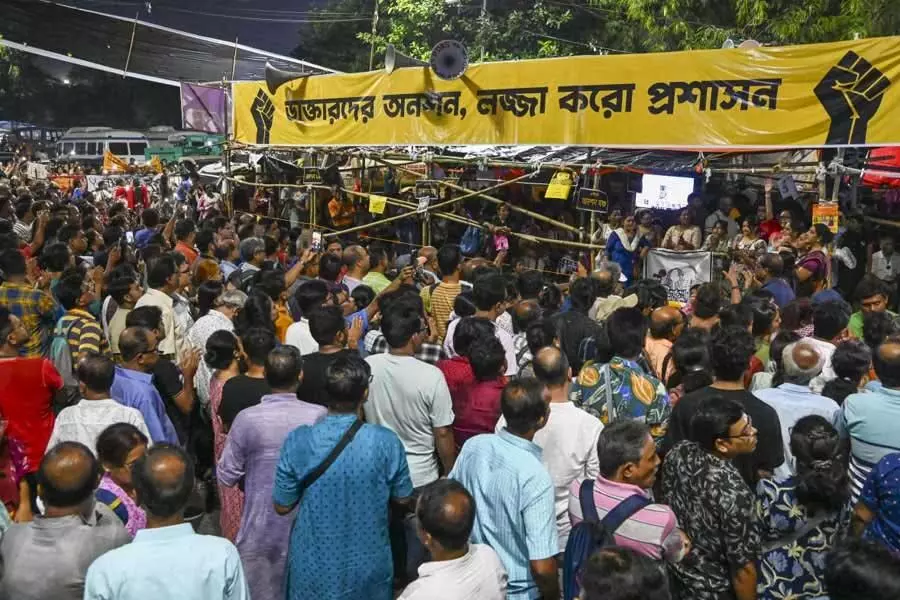 Calcutta: सांकेतिक उपवास पर बैठे डॉक्टर को हिरासत में लेकर कई घंटों तक पूछताछ की