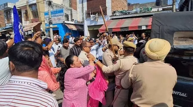 Jammu: स्मार्ट मीटर लगाने के खिलाफ प्रदर्शन कर रहे लोगों पर पुलिस ने लाठीचार्ज किया