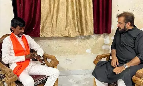 AIMIM leader जलील की जारंगे से मुलाकात से राजनीतिक गलियारों में अटकलों का बाजार गर्म AIMIM leader जलील की जारंगे से मुलाकात से राजनीतिक गलियारों में अटकलों का बाजार गर्म