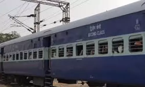 UP News: तेज रफ्तार ट्रेन की खिड़की से बाहर गिरी बच्ची UP News: तेज रफ्तार ट्रेन की खिड़की से बाहर गिरी बच्ची