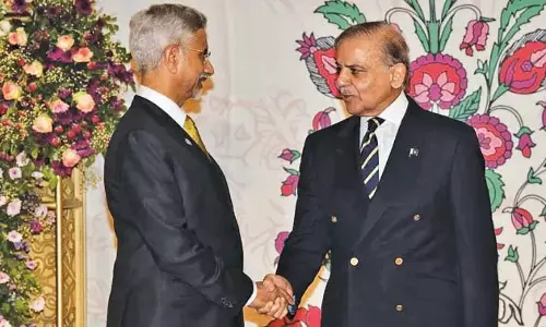 SCO स्वागत रात्रिभोज में जयशंकर ने पाकिस्तान के प्रधानमंत्री से हाथ मिलाया