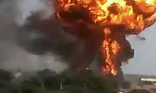 UP News: मिलक में पटाखा फैक्ट्री में आग लगने से तीन लोग झुलसे UP News: मिलक में पटाखा फैक्ट्री में आग लगने से तीन लोग झुलसे