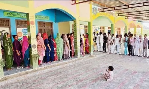 Punjab: मतदान केंद्रों पर लोगों की भीड़ उमड़ने से बाजार सूने नजर आए