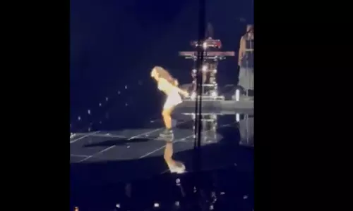 स्टेज पर परफॉर्म करते हुए गड्ढे में गिरीं सिंगर, सामने आया VIDEO