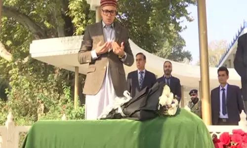 शेख अब्दुल्ला की कब्र पर प्रार्थना करते हुए Omar Abdullah ने कहा- हमारे पास करने के लिए बहुत कुछ है