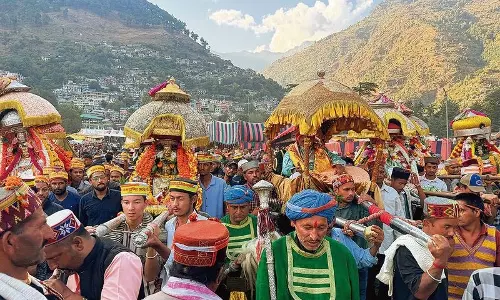 Himachal: दशहरा उत्सव में शामिल होने पहुंचे 300 देवी-देवता, माहौल हुआ दिव्य Himachal: दशहरा उत्सव में शामिल होने पहुंचे 300 देवी-देवता, माहौल हुआ दिव्य
