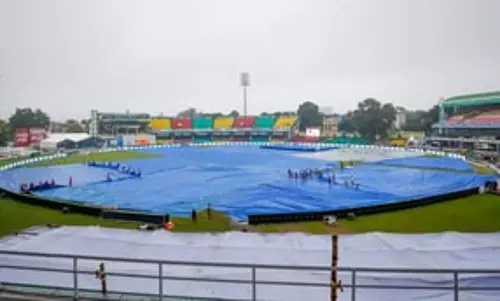 भारत बनाम न्यूजीलैंड: पहले टेस्ट मैच में बारिश के चलते टॉस में देरी भारत बनाम न्यूजीलैंड: पहले टेस्ट मैच में बारिश के चलते टॉस में देरी