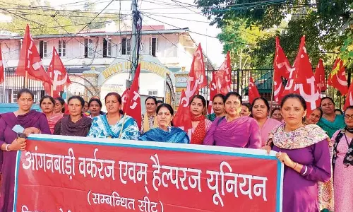 Chamba में आंगनवाड़ी कार्यकर्ताओं ने निकाला विरोध मार्च Chamba में आंगनवाड़ी कार्यकर्ताओं ने निकाला विरोध मार्च