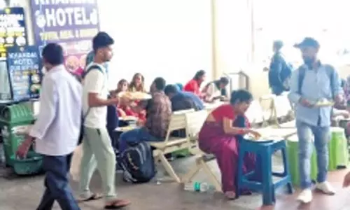 कटक बस टर्मिनल पर अव्यवस्था, प्रतीक्षा कक्ष बना भोजन कक्ष