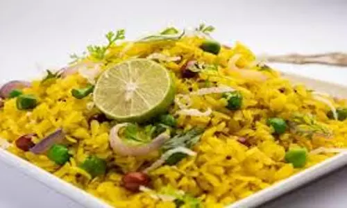 Breakfast: नाश्ते में बनाएं पौष्टिक पोहा
