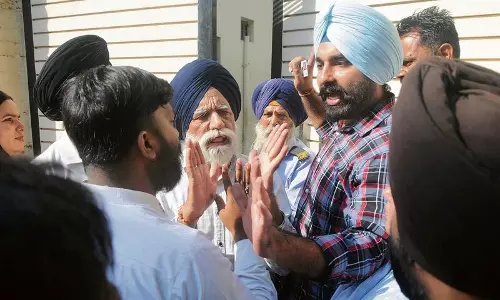 Jalandhar: मतदान केन्द्र के बाहर प्रत्याशियों में टकराव Jalandhar: मतदान केन्द्र के बाहर प्रत्याशियों में टकराव