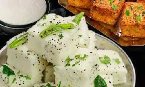 Breakfast: ब्रेकफास्ट में ट्राई करें ये पोहा ढोकला Breakfast: ब्रेकफास्ट में ट्राई करें ये पोहा ढोकला
