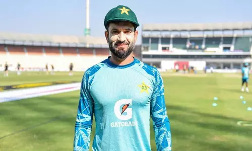 नासिर ने Pakistan के डेब्यूटेंट कामरान गुलाम की तारीफ की नासिर ने Pakistan के डेब्यूटेंट कामरान गुलाम की तारीफ की