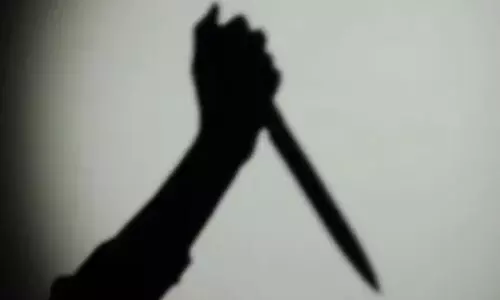 मेयर की चाकू मारकर हत्या