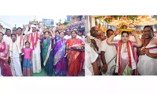 Andhra: मंत्रियों ने देवी को रेशमी वस्त्र अर्पित किए Andhra: मंत्रियों ने देवी को रेशमी वस्त्र अर्पित किए