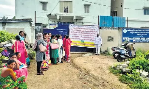 Telangana: सरकार द्वारा किराया चुकाने के बाद मालिकों ने आवासीय स्कूल की इमारतों के दरवाजे खोले Telangana: सरकार द्वारा किराया चुकाने के बाद मालिकों ने आवासीय स्कूल की इमारतों के दरवाजे खोले