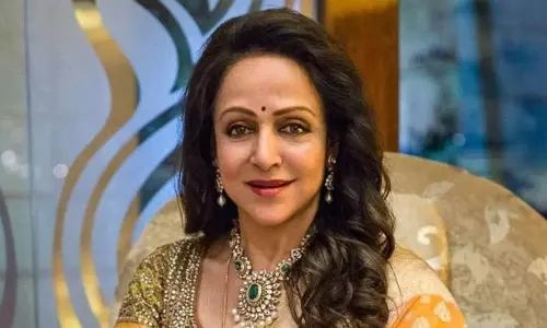 Hema Malini के पास लग्जरी कारे बंगले और करोड़ों डॉलर की संपत्ति