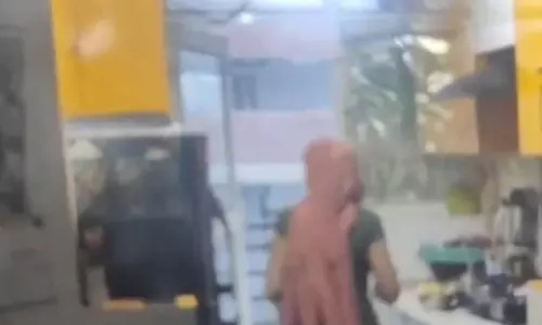 कैमरे में कैद नौकरानी की गंदी करतूत, बर्तन में किया पेशाब फिर गूंथा आटा, गिरफ्तार कैमरे में कैद नौकरानी की गंदी करतूत, बर्तन में किया पेशाब फिर गूंथा आटा, गिरफ्तार