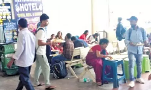 Cuttack बस टर्मिनल पर अव्यवस्था, प्रतीक्षा कक्ष बना भोजन कक्ष Cuttack बस टर्मिनल पर अव्यवस्था, प्रतीक्षा कक्ष बना भोजन कक्ष
