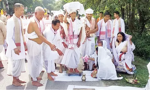 Assam : कदम राजस्व मंडल में श्रीमंत शंकरदेव की 576वीं अबीरभाव तिथि का उत्सव संपन्न हुआ Assam : कदम राजस्व मंडल में श्रीमंत शंकरदेव की 576वीं अबीरभाव तिथि का उत्सव संपन्न हुआ