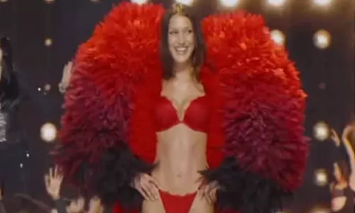 Bella Hadid ने रनवे पर शानदार वापसी की Bella Hadid ने रनवे पर शानदार वापसी की