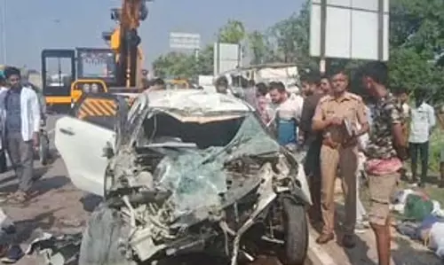 तेज रफ्तार कार खड़े ट्राला में घुसी, 3 लोगों की दर्दनाक मौत, मंजर देख कांप जाएगी रूह तेज रफ्तार कार खड़े ट्राला में घुसी, 3 लोगों की दर्दनाक मौत, मंजर देख कांप जाएगी रूह