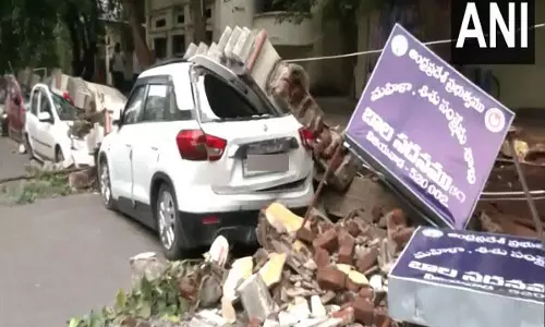 Andhra: विजयवाड़ा महिला छात्रावास की दीवार गिरने से 5 वाहन क्षतिग्रस्त Andhra: विजयवाड़ा महिला छात्रावास की दीवार गिरने से 5 वाहन क्षतिग्रस्त