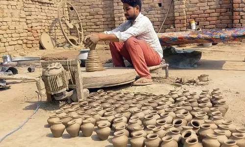 Haryana : इस दिवाली अच्छे कारोबार की उम्मीद में कुम्हारों ने दीये बनाने की कला को जीवित रखा