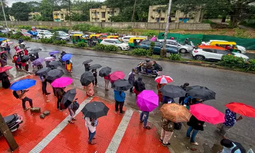Bengaluru: भारी बारिश के पूर्वानुमान के बाद आपदा प्रतिक्रिया बल के जवान तैनात