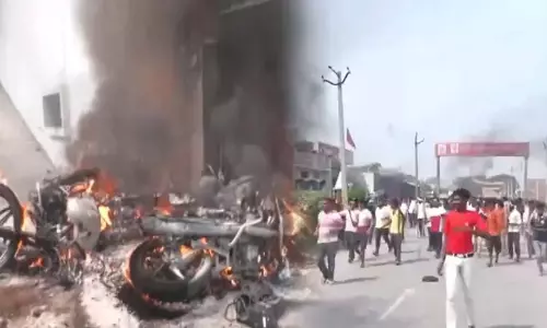 Bahraich Violence: तीसरे दिन भी इंटरनेट बंद, नेपाल सीमा पर सुरक्षा बढ़ाई गई Bahraich Violence: तीसरे दिन भी इंटरनेट बंद, नेपाल सीमा पर सुरक्षा बढ़ाई गई