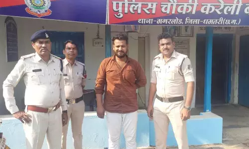धमतरी में मुस्लिम युवक ने लहराया तलवार, हुई गिरफ्तारी धमतरी में मुस्लिम युवक ने लहराया तलवार, हुई गिरफ्तारी