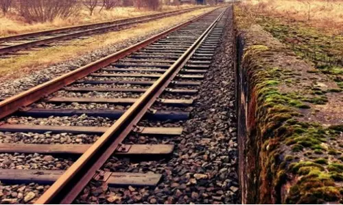 Odisha के बालासोर में चलती ट्रेन की चपेट में आने से बुजुर्ग महिला को बचाते समय युवक की मौत