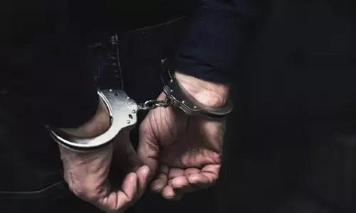 Assam सतर्कता विभाग ने जनता भवन से रिश्वतखोरी के आरोप में आबकारी अधिकारी को गिरफ्तार