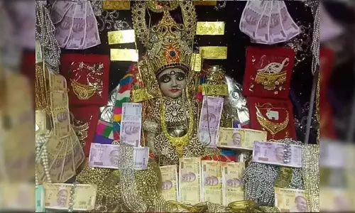 मंदिर में धन या आभूषण दान करते तो आपकी संपत्ति में वृद्धि होगी