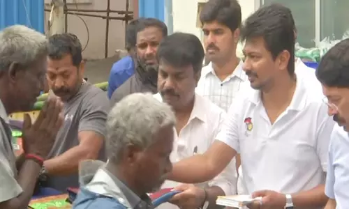तमिलनाडु बारिश: उदयनिधि स्टालिन ने Chennai में सफाई कर्मचारियों को राहत सामग्री वितरित की