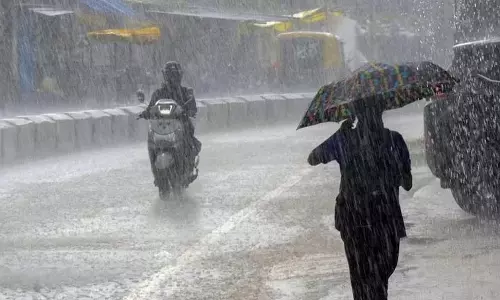 Chennai-Nellore के बीच केंद्रित एक चक्रवात नेल्लोर की ओर बढ़ रहा Chennai-Nellore के बीच केंद्रित एक चक्रवात नेल्लोर की ओर बढ़ रहा