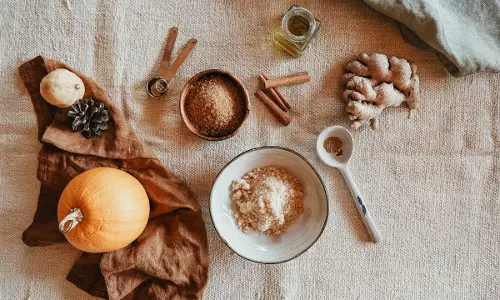 घर पर चीनी से प्राकृतिक बॉडी स्क्रब बनाए