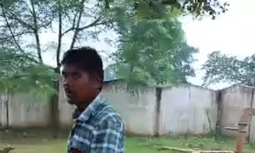 स्कूल में प्रधान पाठक ने मचाया हुड़दंग, शिक्षक पर किया हमला स्कूल में प्रधान पाठक ने मचाया हुड़दंग, शिक्षक पर किया हमला