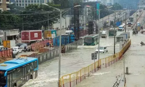 भारी बारिश के कारण Bengaluru के कई इलाके जलमग्न हो गए