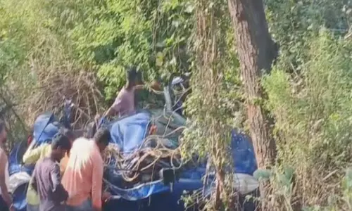 मेडक में बड़ा हादसा: कार नदी में गिरने से सात लोगों की मौत मेडक में बड़ा हादसा: कार नदी में गिरने से सात लोगों की मौत