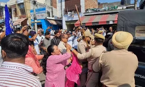Jammu: स्मार्ट मीटर लगाने के खिलाफ प्रदर्शन कर रहे लोगों पर पुलिस ने लाठीचार्ज किया Jammu: स्मार्ट मीटर लगाने के खिलाफ प्रदर्शन कर रहे लोगों पर पुलिस ने लाठीचार्ज किया