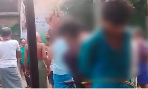 ओडिशा के Balasore जिले में दो चोरों को खंभे से बांधकर पीटा गया ओडिशा के Balasore जिले में दो चोरों को खंभे से बांधकर पीटा गया